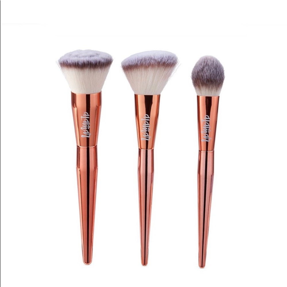 Bronzer, complexion, brightening brushes.